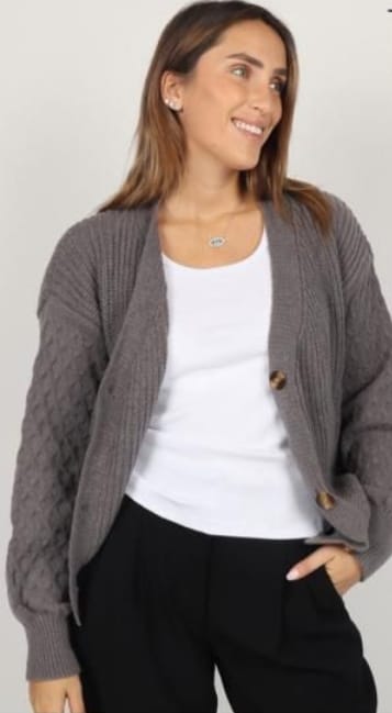 סריג עליונית עם כפתורים גדולים