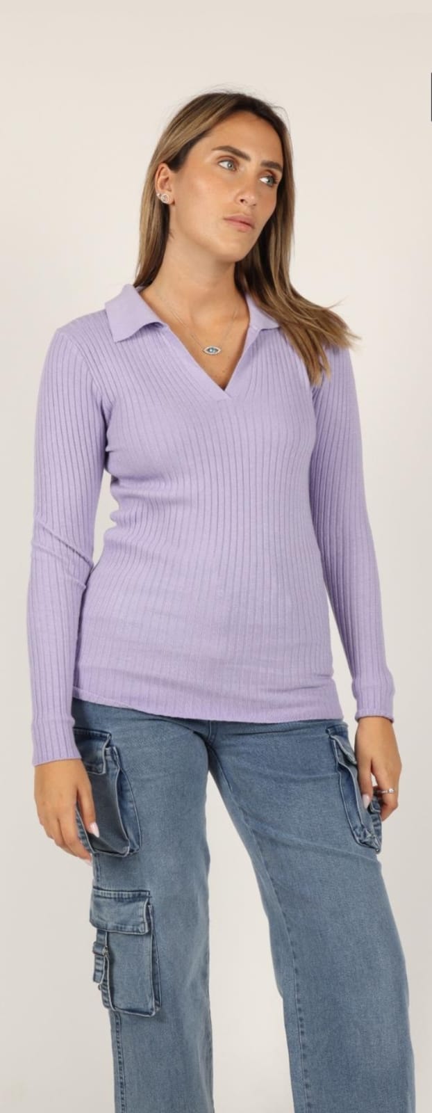 חולצת סריג במבצע וי צוורון