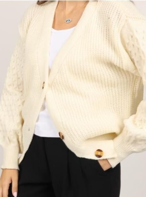 סריג עליונית עם כפתורים גדולים