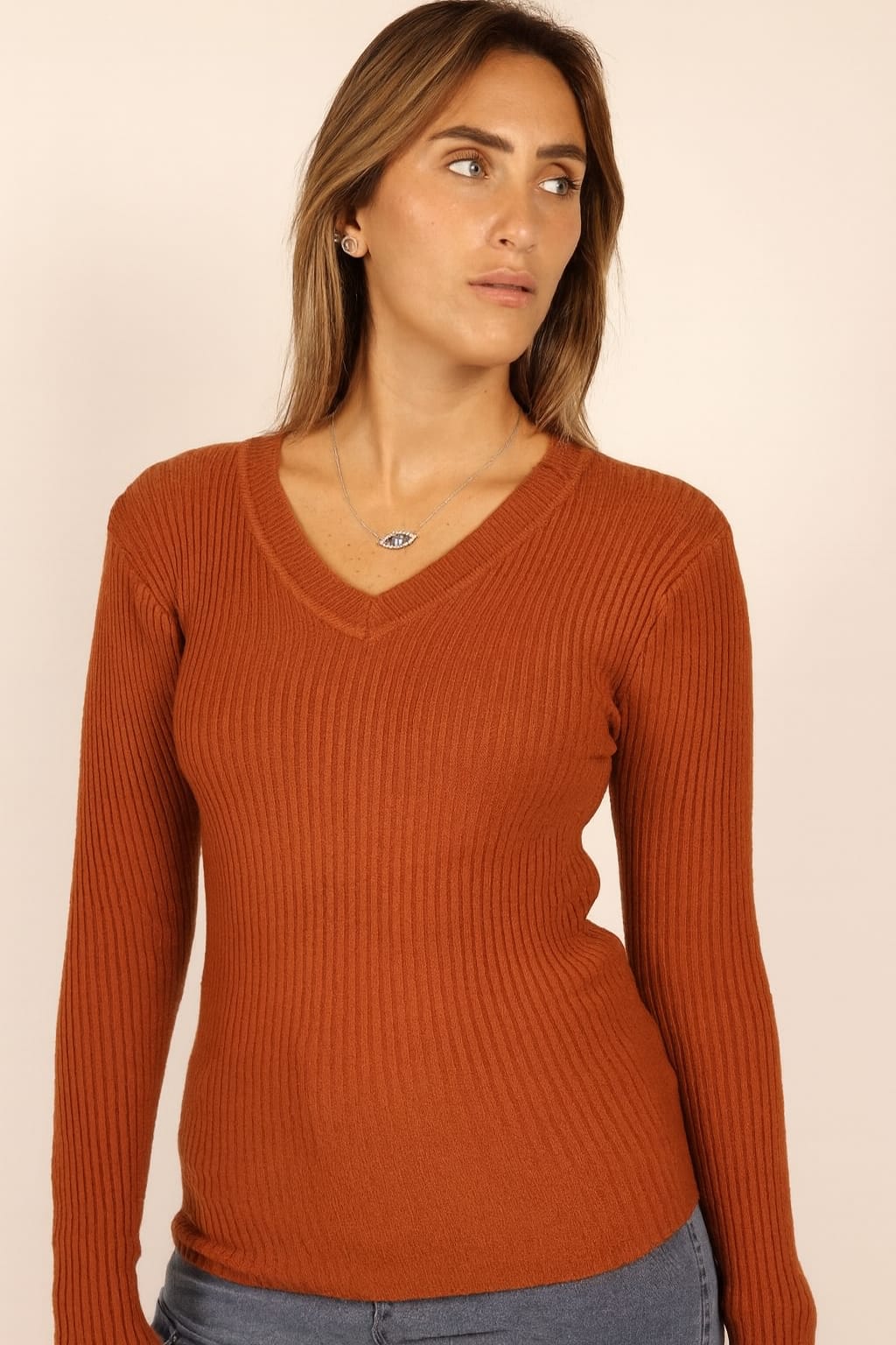 חולצת סריג במבצע וי