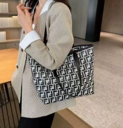 תיק יד מעצבים