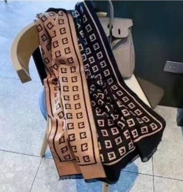 צעיף אופנתי מעוצב ורחב