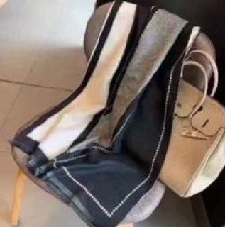 צעיף של אופנתי מעוצב ורחב