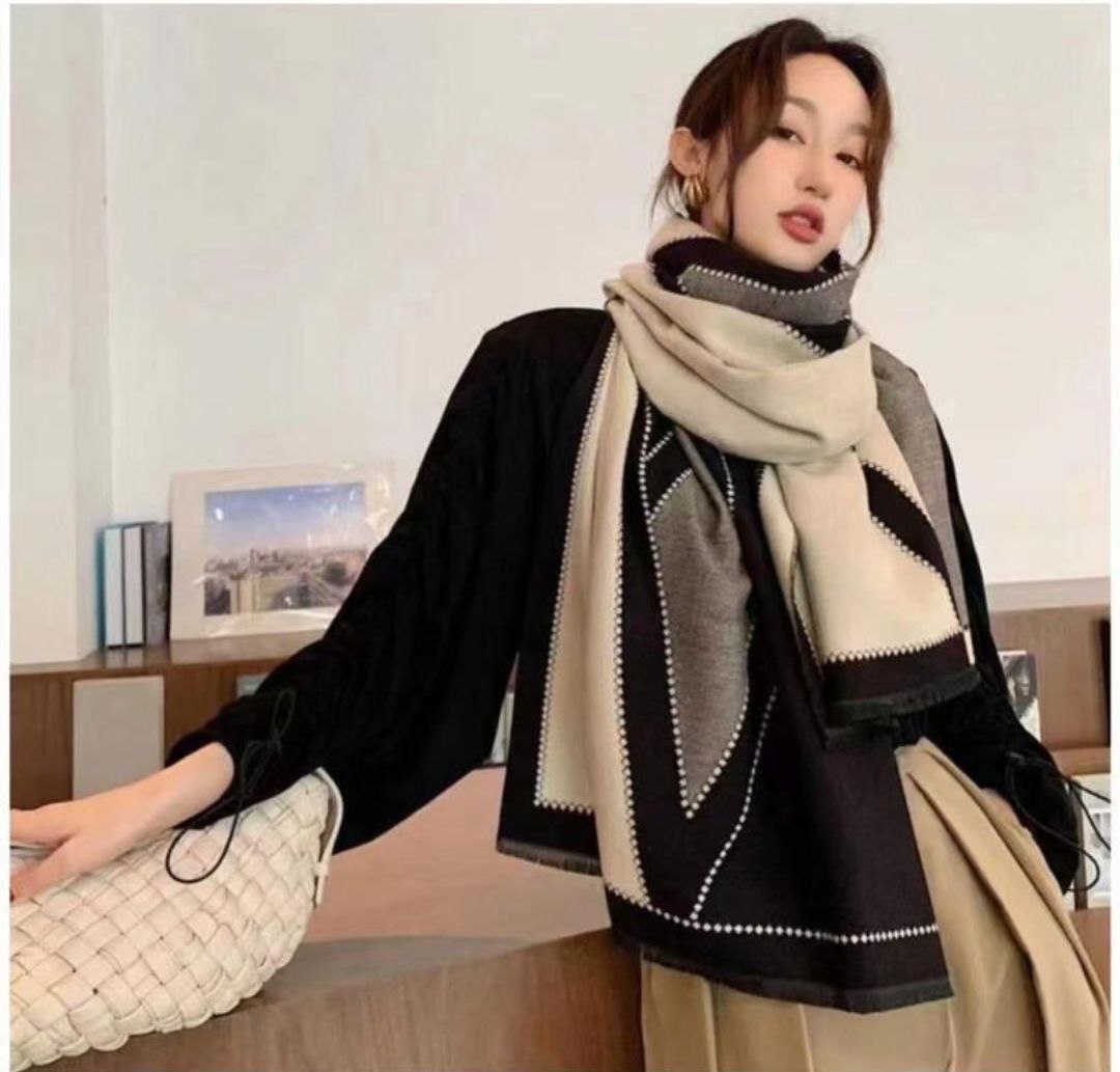 צעיף של אופנתי מעוצב ורחב